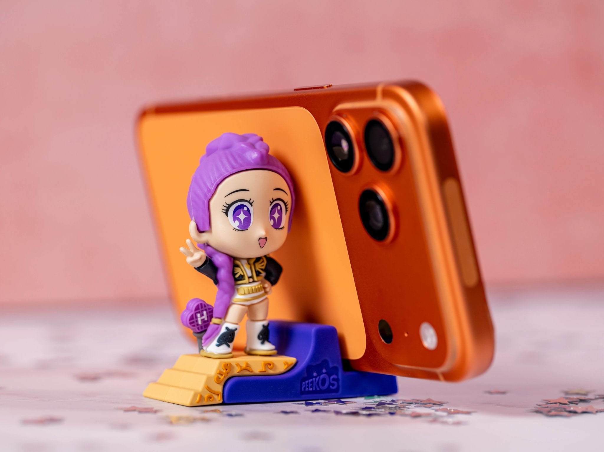 Golden Rumi Phone Stand Collectible – K-Pop Demon Hunters, Peekos