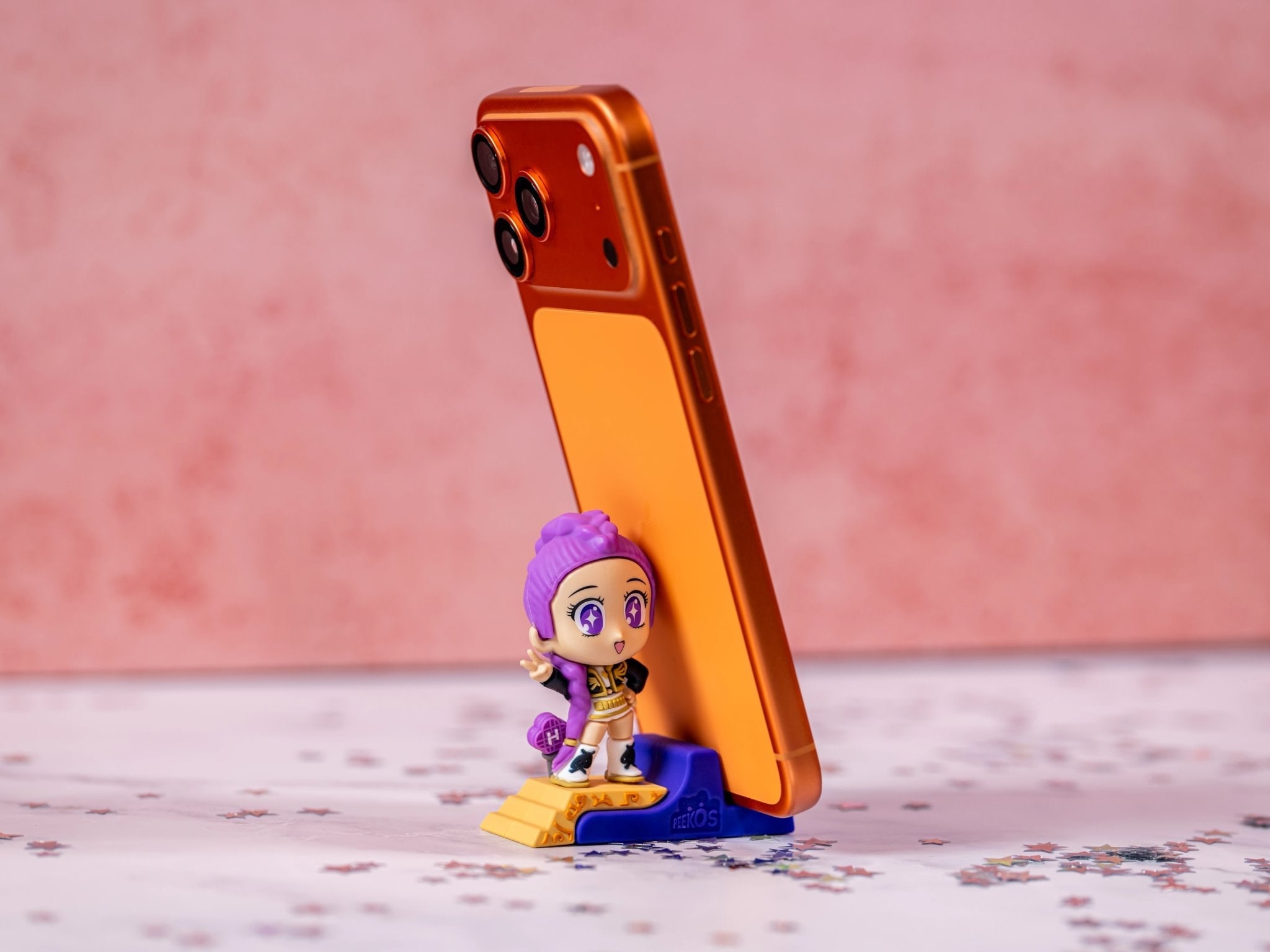 Golden Rumi Phone Stand Collectible – K-Pop Demon Hunters, Peekos