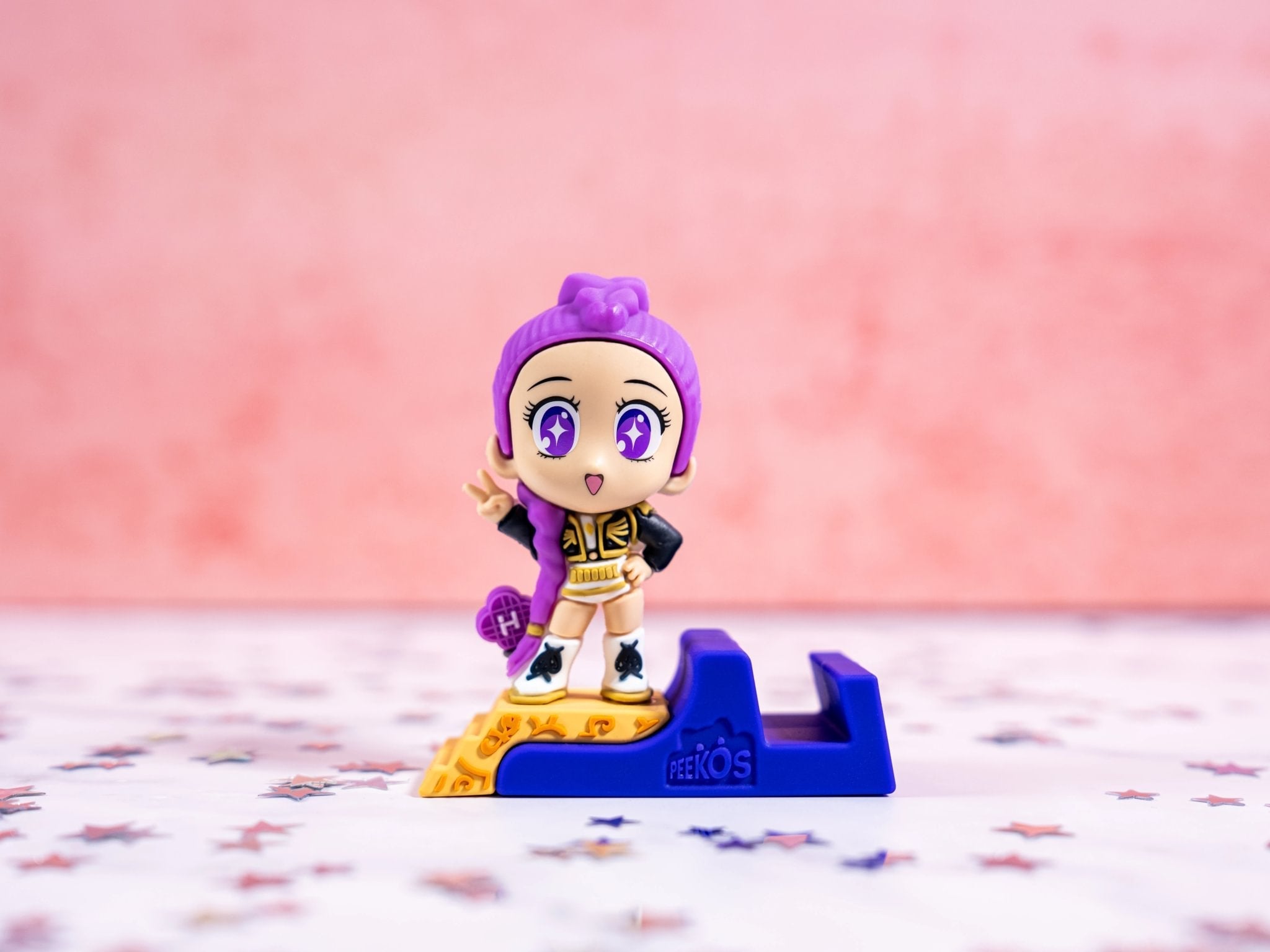 Golden Rumi Phone Stand Collectible – K-Pop Demon Hunters, Peekos