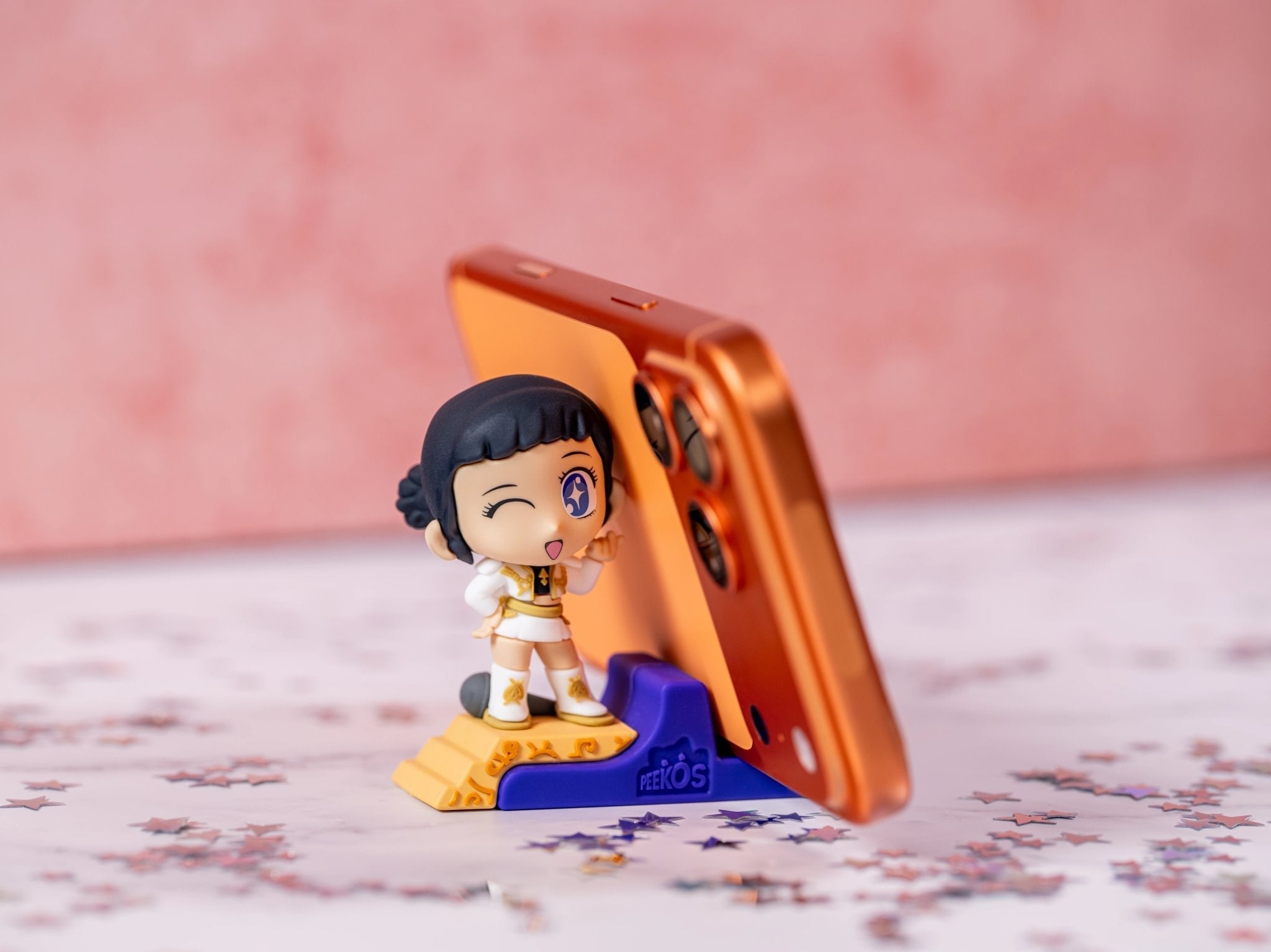 Golden Zoey Phone Stand Collectible – K-Pop Demon Hunters, Peekos