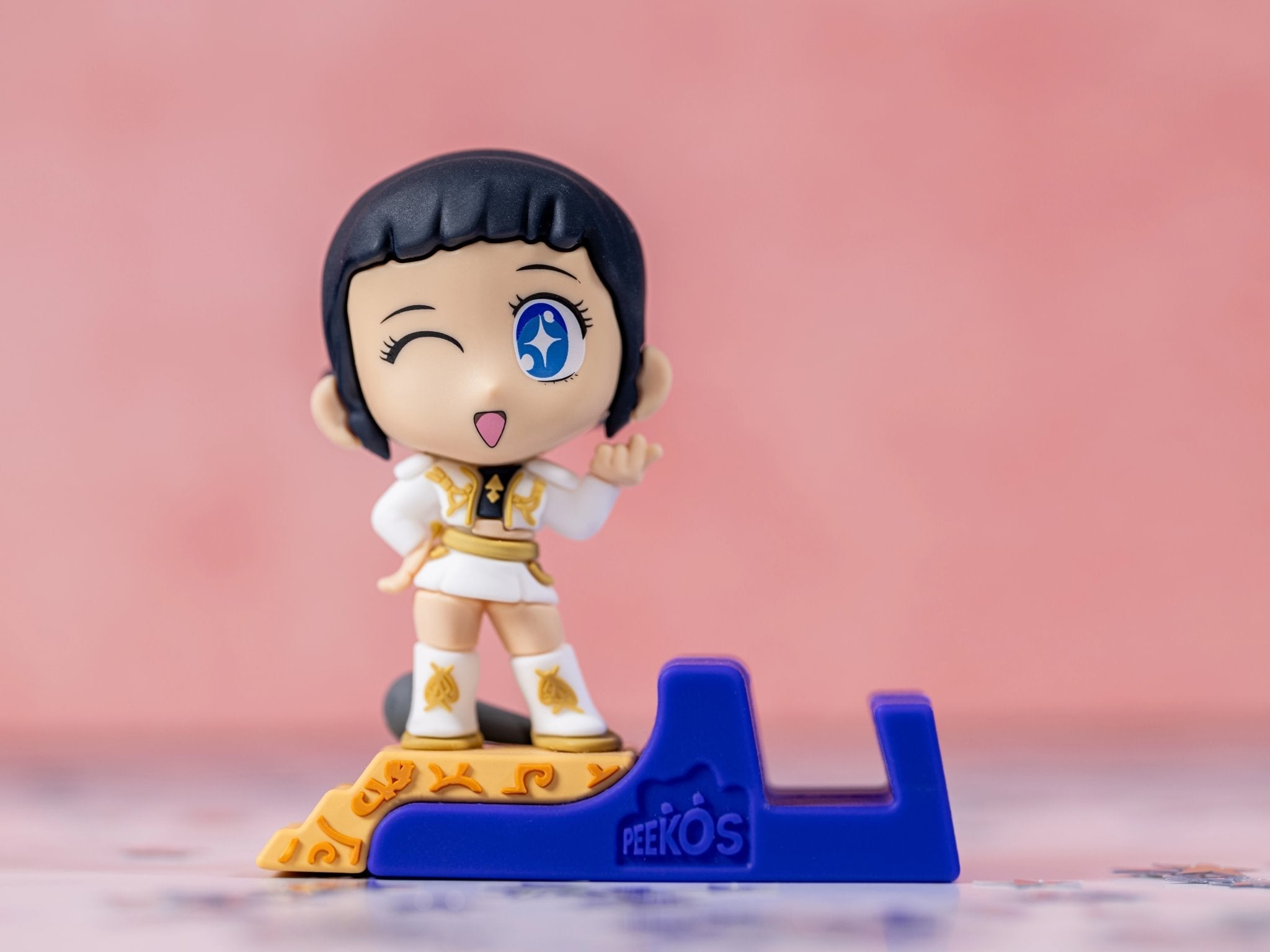 Golden Zoey Phone Stand Collectible – K-Pop Demon Hunters, Peekos